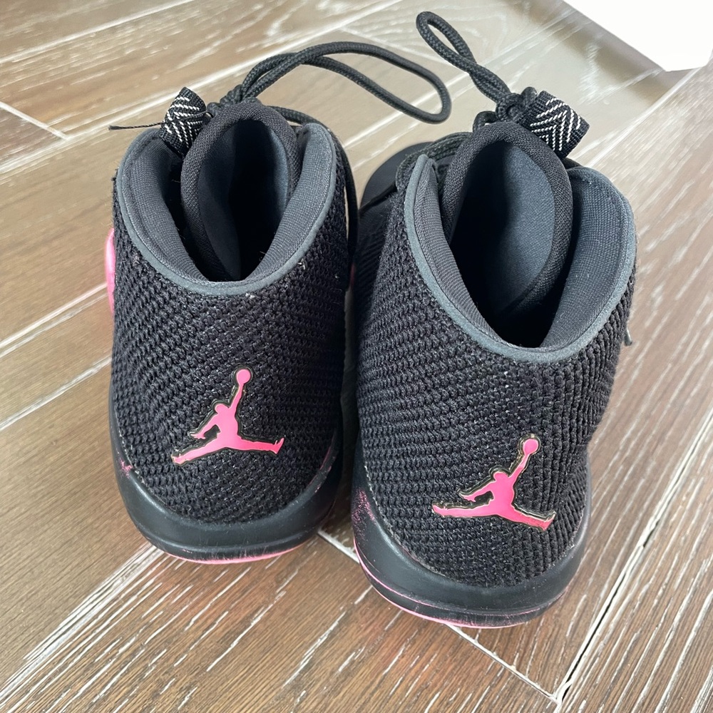 Girls Nike Jordan’s pink and black in good condition. Basketball